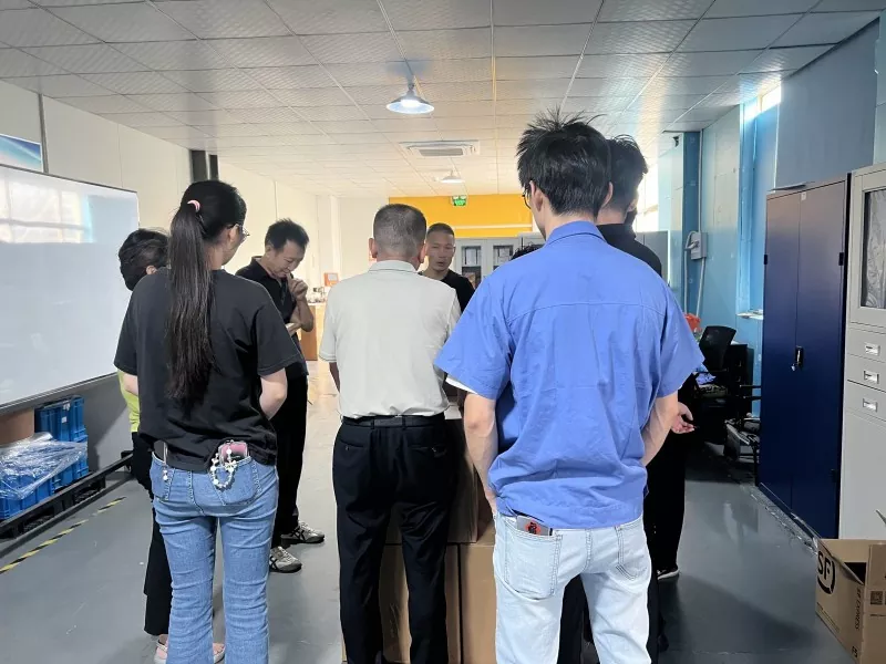 Adunarea zilnică de dimineață a TAIFNO: fiecare departament se aliniază în jurul calității și livrării la timp